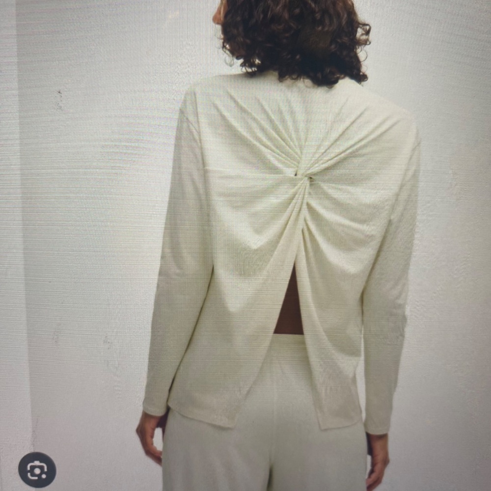 New with tags Lululemon Twist Back Relaxed Fit, Long sleeve, new with tags